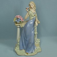 HW-20 Девушка у парапета