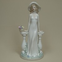 VS-002 Дама у балюстрады