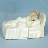 VS-3145 Девочка в кроватке