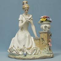 HW-31 Девушка с голубями