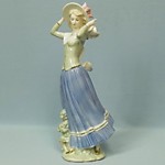 HW-9 Дама со шляпой на ветру