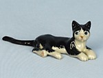 K019 Кошка  мама чёрно-белая лежит