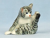 K058 Кот лижет лапу