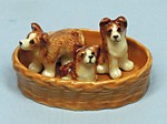 K881 Щенки бигля в корзине