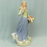 HW-1 Девушка скорзиной цветов