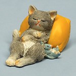 EV17538A Кот с мышкой на подушке