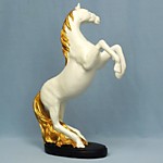 YP22017B Белая лошадь на дыбах