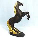 YP22017C Чёрная лошадь на дыбах