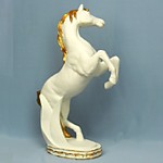 YP620B Белая лошадь на дыбах