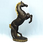 YP620C Чёрная лошадь на дыбах